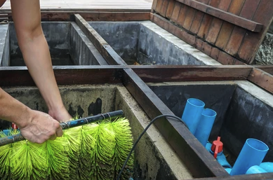 man-cleaning-pool-filtration