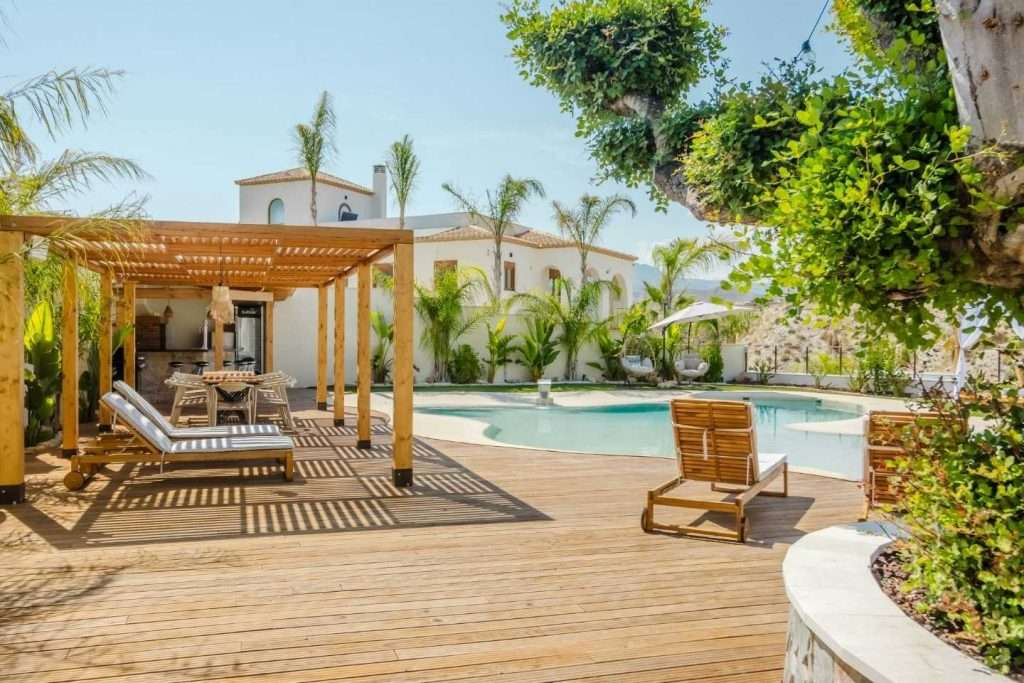 example of good pool side greenery